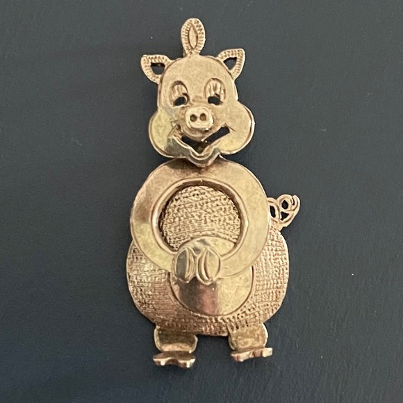 Silver Wiggle Piggie Pendant - Picture 3 of 6